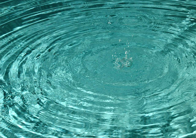 Coherent waves emanating from a raindrop impact on water. CC0-licenced image from: http://pixabay.com/en/rain-drops-raindrops-water-drops-71481/