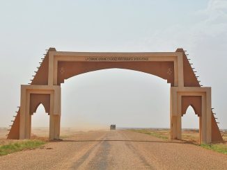 Leaving Agadez (a city in central Niger) via the departure gate on the Route Nationale 25 (N25) in the direction of Tahoua and Niamey. Vincent van Zeijst - CC BY-SA 4.0