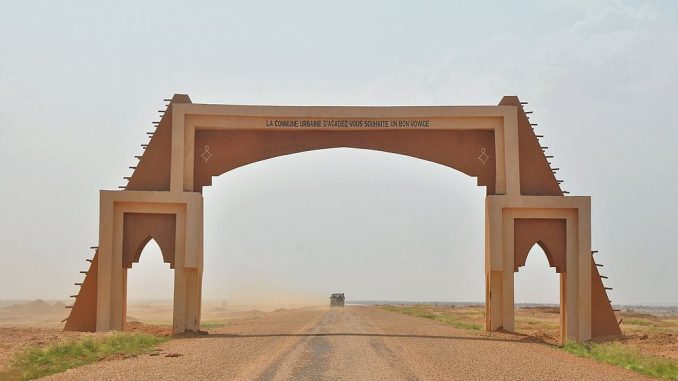 Leaving Agadez (a city in central Niger) via the departure gate on the Route Nationale 25 (N25) in the direction of Tahoua and Niamey. Vincent van Zeijst - CC BY-SA 4.0